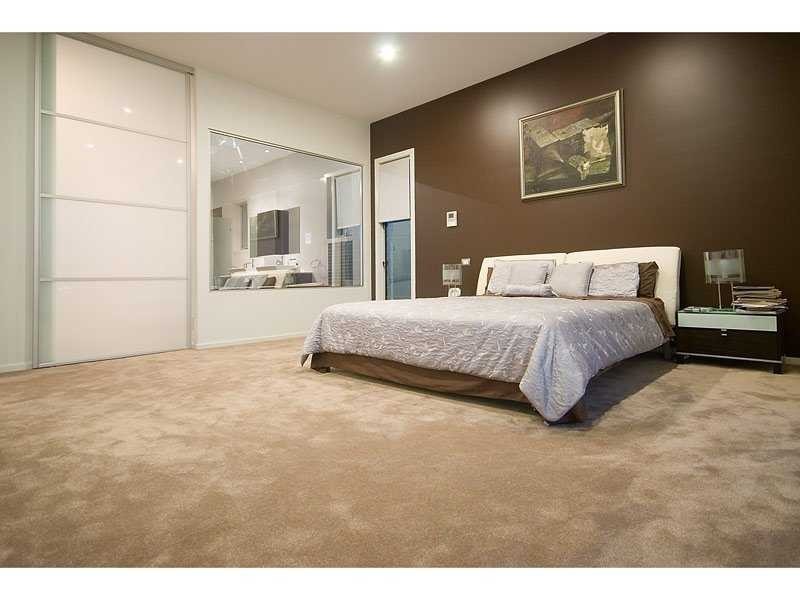 1 Royal Albert Crescent, Sovereign Islands QLD 4216